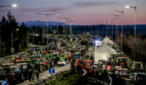 Αποχωρούν από το μπλόκο της Νίκαιας οι αγρότες
