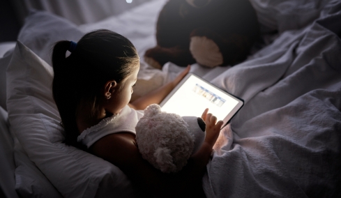 Τα όρια στον «χρόνο οθόνης» των παιδιών δεν αρκούν πλέον για να τα προστατέψουν, προειδοποιούν ειδικοί