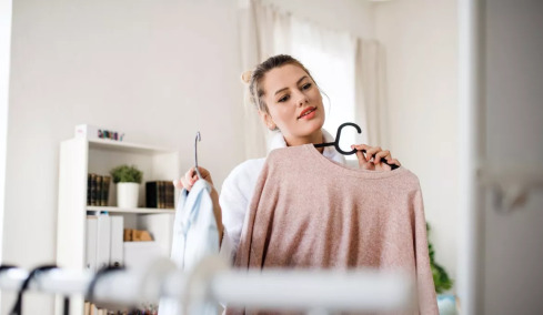 Το στιλ ντυσίματος που μαρτυρά έλλειψη αυτοπεποίθησης – Τι σημαίνουν τα μαύρα
