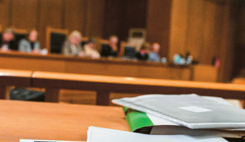 Δικηγόρος εξαπατούσε ιδιοκτήτες «κόκκινων» ακινήτων με ψεύτικες δικαστικές αποφάσεις, όλη η δικογραφία