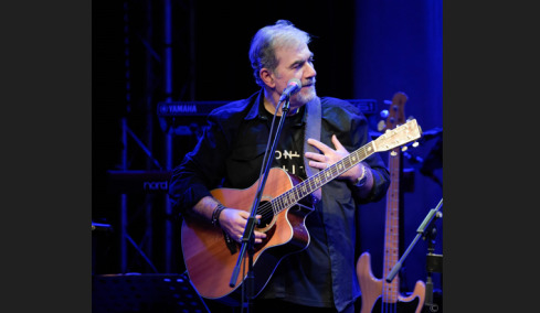 Δημήτρης Σταρόβας: Ροκάρει με την κιθάρα και τη μπάντα του στη σκηνή