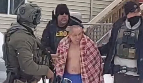 Πράκτορες της ICE στη Μινεσότα έσυραν 56χρονο ημίγυμνο στο χιόνι: «Έλεγα: Θεέ μου, βοήθησέ με, δεν έχω κάνει τίποτα κακό»