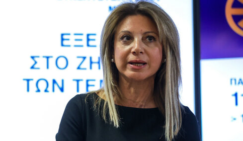 Η Καρυστιανού επιμένει, «ούτε έχουν σκεφθεί γιατί οδηγείται ένα ζευγάρι στην άμβλωση» και επιτίθεται στα ΜΜΕ