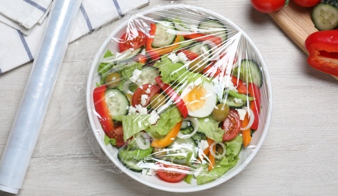 Πλαστική μεμβράνη: 7 λάθη που όλοι κάνουμε στην κουζίνα