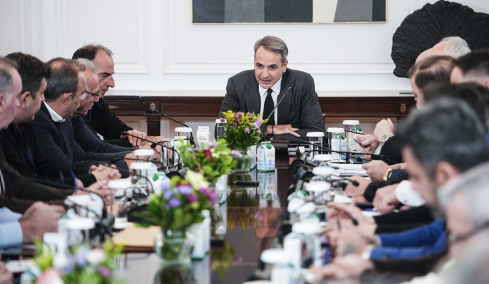 «Μπλόκα τέλος» το μήνυμα του Μαξίμου μετά το ραντεβού Μητσοτάκη με αγρότες, rebound για τη ΝΔ στις δημοσκοπήσεις