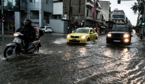 Σε code red πέντε περιφέρειες ενόψει της κακοκαιρίας, ισχυρές συστάσεις προς τους πολίτες - Ενδεχόμενο να κλείσουν τα σχολεία στην Αττική