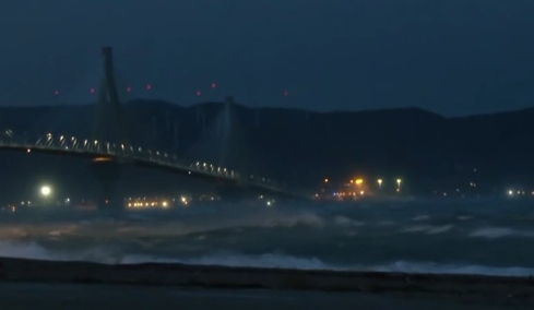 Γέφυρα Ρίου – Αντιρρίου: Πρωτοφανείς εικόνες με ανέμους 12 μποφόρ και κύματα, δεμένα τα πλοία