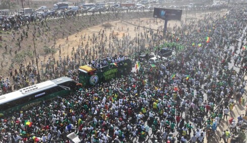 Μοναδικές στιγμές στο Ντακάρ: Χιλιάδες Σενεγαλέζοι στους δρόμους για την παρέλαση των πρωταθλητών Αφρικής, δείτε βίντεο 