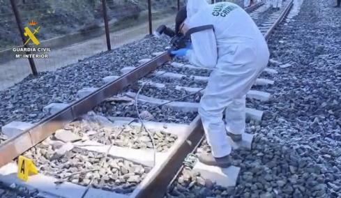 Σιδηροδρομικό δυστύχημα στην Ισπανία: Ένα ρήγμα άνω των 30 εκατοστών στις ράγες, στο επίκεντρο των ερευνών, στους 41 οι νεκροί