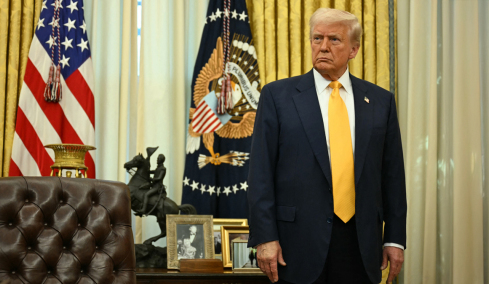 Κλιμακώνεται η αναμέτρηση για τη Γροιλανδία: Ο Τραμπ έχει τους δασμούς, η Ευρώπη το «εμπορικό μπαζούκα»