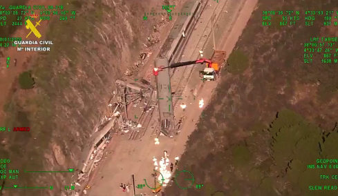 Μάχη για τους αγνοούμενους της σιδηροδρομικής τραγωδίας στην Ισπανία δίνουν τα σωστικά συνεργεία - Εγκατέστησαν γερανούς για να σηκώσουν τα βαγόνια, δείτε βίντεο