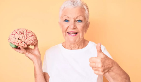 Γιατί κάποιοι άνθρωποι είναι «άτρωτοι» στην άνοια – Τι κρύβει το μυαλό τους
