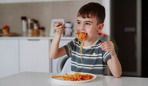 Μελέτη συνδέει 2 δημοφιλή τρόφιμα με μεγαλύτερη πιθανότητα αυτισμού
