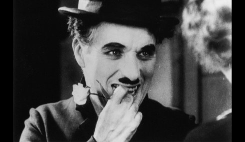 City Lights: Γιατί το τελευταίο πλάνο της ταινίας του Τσάρλι Τσάπλιν θεωρείται από τα κορυφαία στην ιστορία του κινηματογράφου