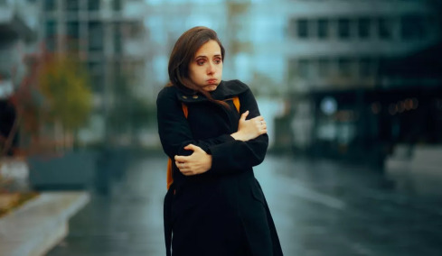 Γιατί όλοι «κολλάνε» κάτι το χειμώνα; Πόσο μπορεί να μας αρρωστήσει το κρύο
