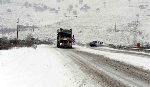 Απαγόρευση κυκλοφορίας φορτηγών άνω των 3,5 τόνων λόγω πάγου σε τμήμα της Εγνατίας Οδού στην Ημαθία