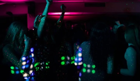 Πάρτυ, χορός και επισκέψεις σε μουσεία μακριά από τα κινητά: Πώς θα εξελιχθεί η ψυχαγωγία μας το 2026;
