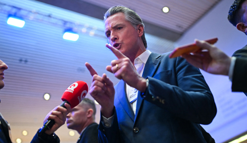 Για... υποταγή στον Τραμπ κατηγορεί τους Ευρωπαίους ηγέτες ο κυβερνήτης της Καλιφόρνιας: Αξιοθρήνητη η στάση τους, έπρεπε να τους είχα φέρει επιγονατίδες