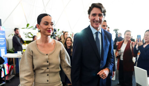 Έρωτας στο φουλ για Κέιτι Πέρι και Τζάστιν Τριντό στο Νταβός: Εκείνος έδινε συνέντευξη, εκείνη του έκλεινε το μάτι