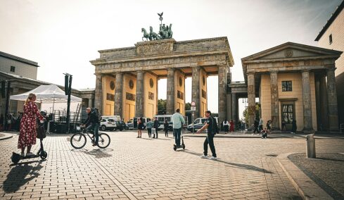 Τα ρεκόρ που σφράγισαν τον ελληνικό και τον παγκόσμιο τουρισμό το 2025