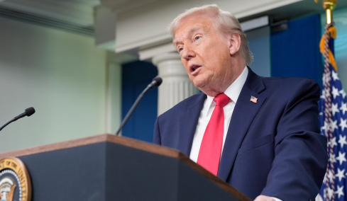 Λευκός Οίκος εναντίον Βρυξελλών: Γιατί ο Τραμπ βάζει στο στόχαστρο τους συμμάχους του