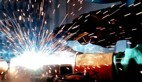 Ρεύμα: Η ακριβή ενέργεια υπονομεύει την ανταγωνιστικότητα της ευρωπαϊκής βιομηχανίας