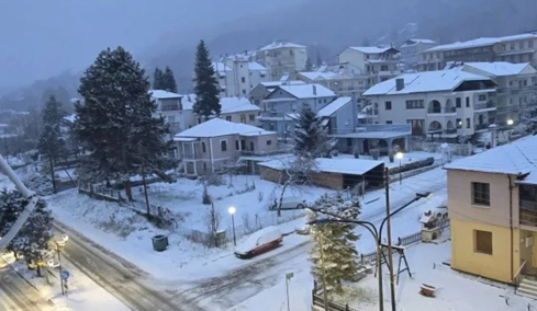 Εντυπωσιακές εικόνες και βίντεο από τις χιονοπτώσεις, στα λευκά από την Πελοπόννησο μέχρι τα ορεινά της Θεσσαλονίκης