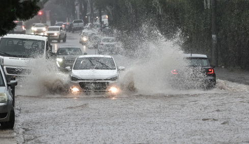 Επιμένουν οι ισχυρές καταιγίδες στην Αττική, φούσκωσαν Κηφισός, Ιλισσός και Πικροδάφνη, πώς θα κινηθεί η κακοκαιρία