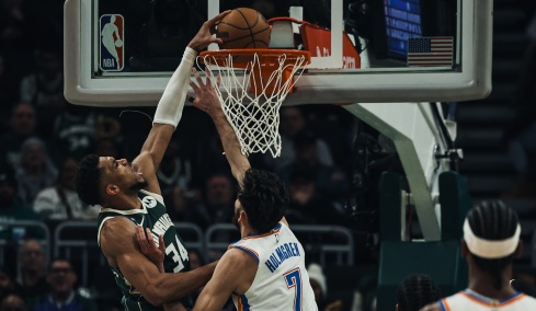 Οι Μπακς υποτάχθηκαν στους Θάντερ παρά το double double από τον Αντετοκούνμπο