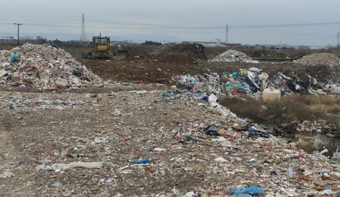 Κακουργηματική δίωξη στους έξι συλληφθέντες που άδειαζαν μπάζα στον δήμο Δέλτα
