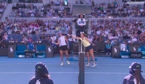 Australian Open: Ο πόντος της χρονιάς κατέληξε σε... παραλίγο σύγκρουση για Σφιόντεκ και Μπούζκοβα, δείτε βίντεο
