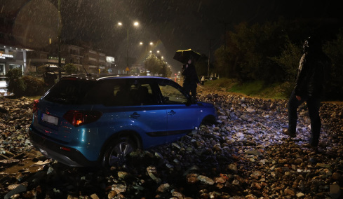Δύσκολη νύχτα στην Αττική: 112 για υπερχείλιση του ρέματος στη Ραφήνα, απομάκρυνση κατοίκων - Πλημμύρισαν δρόμοι, «βούλιαξαν» αυτοκίνητα