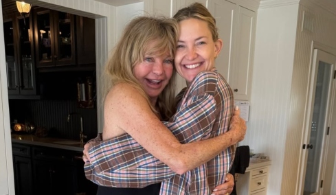 Η Κέιτ Χάντσον ποζάρει αγκαλιά με τη μητέρα της, Γκόλντι Χον, μετά την ανακοίνωση της υποψηφιότητάς της για Όσκαρ