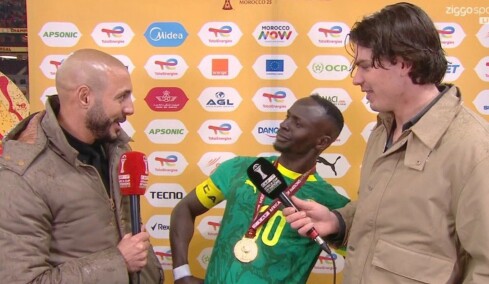 Ο Μανέ έμεινε έκπληκτος όταν είδε τον Νορντίν Άμραμπατ με το μικρόφωνο στο χέρι και στη συνέχεια τον αγκάλιασε, βίντεο