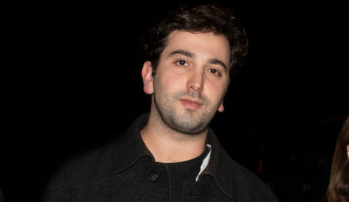 Ποιος είναι ο Μάριο Μπανούσι το παιδί θαύμα του ελληνικού θεάτρου: Τα δύσκολα παιδικά χρόνια, η μετανάστευση από την Αλβανία και η «μάμι» γιαγιά του