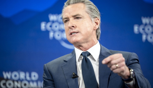 Η κυβέρνηση Τραμπ κατέστρεψε 80 χρόνια συμμαχιών, λέει ο κυβερνήτης της Καλιφόρνιας στο Νταβός