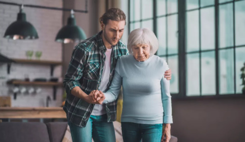 Έφηβοι σε ρόλο φροντιστή ηλικιωμένων – Το «αόρατο» βάρος στην ψυχική τους υγεία
