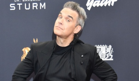 Ο Ρόμπι Γουίλιαμς πάει για ρεκόρ στο Ηνωμένο Βασίλειο και απειλεί να αφήσει πίσω τους Beatles