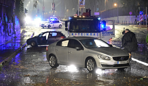 Δύσκολη νύχτα από την κακοκαιρία στην Αττική: 112 για υπερχείλιση του ρέματος στη Ραφήνα, απομάκρυνση κατοίκων - Πλημμύρισαν δρόμοι, «βούλιαξαν» αυτοκίνητα