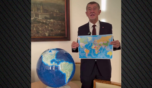 Viral o Τσέχος πρωθυπουργός: Aγόρασε υδρόγειο για να δει πού βρίσκεται η... Γροιλανδία
