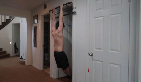 Έκανε 50 έλξεις και 100 pushups καθημερινά για 30 μέρες: Οι αλλαγές που είδε στο σώμα του (vid)