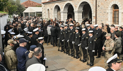 Θρήνος στην κηδεία του λιμενικού που σκοτώθηκε στο Άστρος, ο Κικίλιας ζήτησε από τον Κακλαμάνη να «υιοθετήσει» η Βουλή το παιδί του