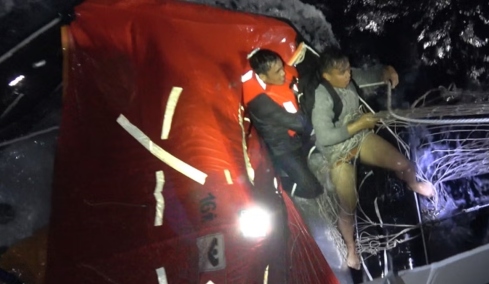 Τουλάχιστον δύο νεκροί ναυτικοί μετά το ναυάγιο φορτηγού πλοίου κοντά σε αμφισβητούμενα νερά στη Νότια Σινική Θάλασσα