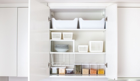 Κουζίνα χωρίς χάος: Όλα όσα κρατούν τα ντουλάπια μας οργανωμένα