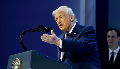 Ξανά με μελανιά στο χέρι ο Τραμπ στο Νταβός: «Χτύπησα σε τραπέζι» απάντησε στους δημοσιογράφους, τι είπε για την ασπιρίνη