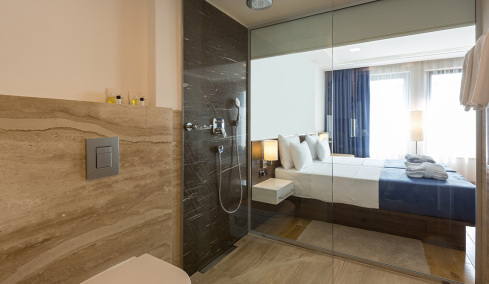 «Φέρτε πίσω τις πόρτες!»: Κίνημα κατά των ξενοδοχείων που έχουν γυάλινους τοίχους σε μπάνια και τουαλέτες