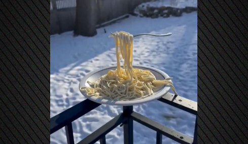 Ακραίο ψύχος στις ΗΠΑ, 48 Πολιτείες σε κλοιό: Μακαρόνια παγώνουν στον αέρα στη Μινεάπολη