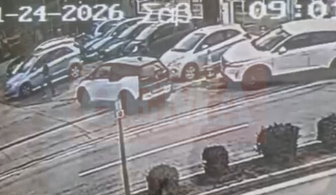 Η στιγμή της παράσυρσης της υπαλλήλου έξω από τα ΕΛΤΑ Βριλησσίων, δείτε το βίντεο