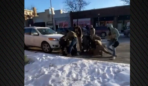 Νέο βίντεο σοκ από τη Μινεάπολη: Οι ομοσπονδιακοί πράκτορες ρίχνουν στο έδαφος τον διαδηλωτή, τον ακινητοποιούν και τον πυροβολούν θανάσιμα