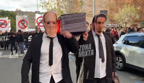 «Σκοτώνουν τη Σεβίλλη»: Μασκοφόροι οπαδοί της ομάδας της Ανδαλουσίας διαμαρτυρήθηκαν για την κατρακύλα περιφέροντας ένα φέρετρο, βίντεο 